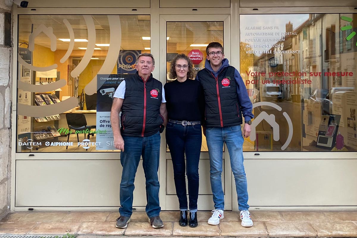 Famille Lespinasse — Stéphane, Céline et Justin devant la boutique Buxy Alarme Protection