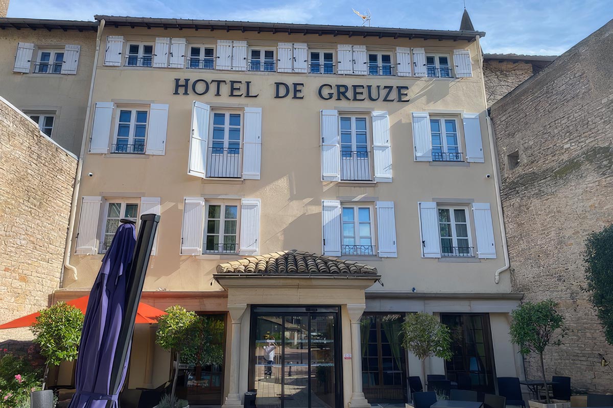 Installation de vidéosurveillance sur la façade de l'Hôtel de Greuze — sécurité pour établissements professionnels