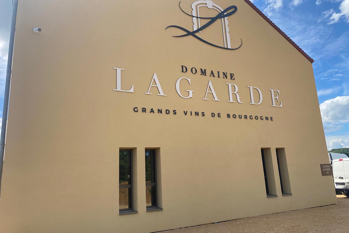 Caméra de vidéosurveillance sur la façade du Domaine Lagarde — Grands Vins de Bourgogne